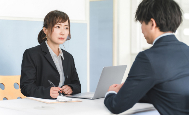 面談・面接・人事評価・打ち合わせをする女性と男性の画像